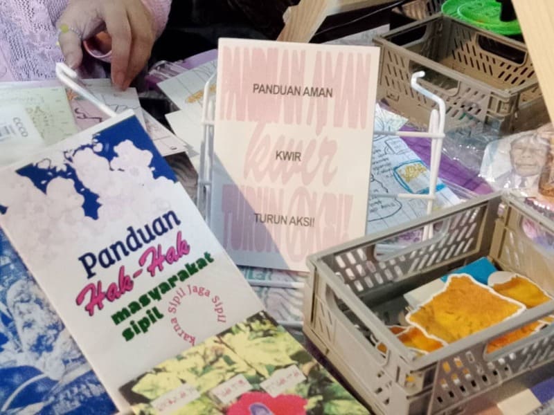 A Safety Guide for Queer Protesters zine